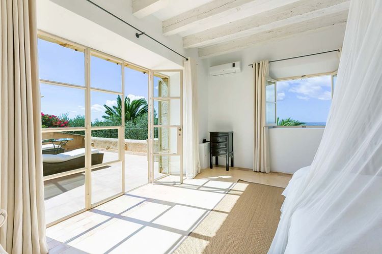 Panoramafenster im Schlafzimmer Finca mit Pool Mallorca Wlan PM 650